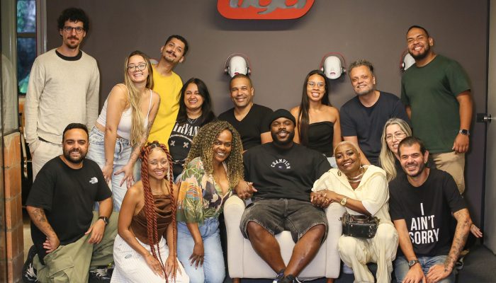 Nego Damoé assina com a Liga Entretenimento (crédito @sergioretratos_)