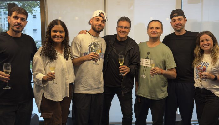 Da esquerda para direita: Alexandre Duncan (A&R da Papatunes), Marcella Moreira (gerente de marketing), Papatinho, Paulo Lima (presidente da companhia), Miguel Afonso (gerente de A&R), Daniel Alves (empresário) e Livia Rodrigues (diretora de digital sales) - Crédito: Divulgação