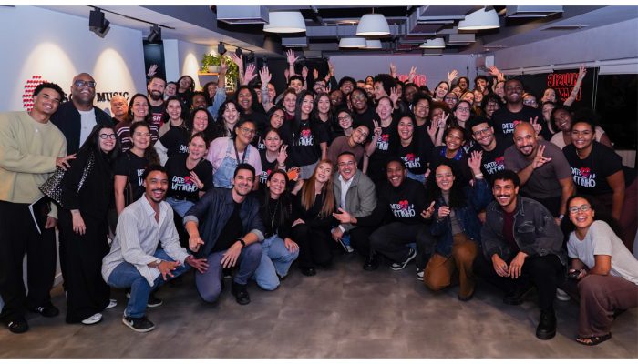 Times Sony Music e Vitinho celebram assinatura