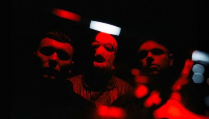 KNEECAP, em foto por Tom Beard