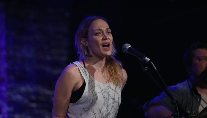 Fiona Apple lança música inédita em defesa de mulheres negras encarceradas
