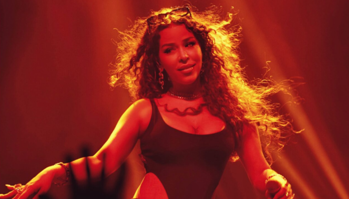 Flora Matos detona álbum pop recém-lançado e aponta uso de inteligência artificial: ‘Show de apropriações’
