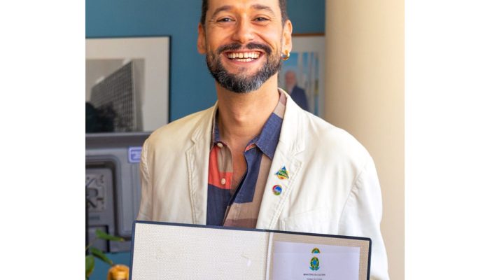 Leonardo Lessa exibe termo de posse à frente da Funarte