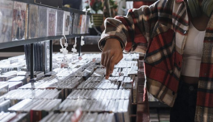 Geração Z impulsiona CDs: formato físico ganha fôlego com K-pop, fãs jovens e artistas independentes