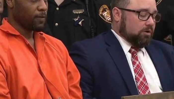 Homem atropela policial após morte do filho por agentes da polícia em Ohio, nos EUA