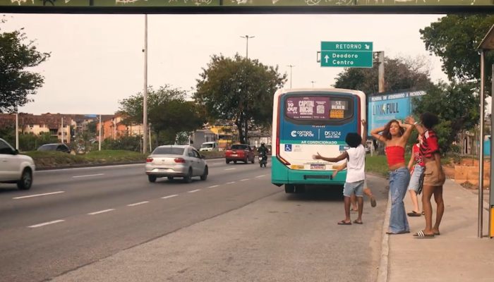 Isa Leall Lança 'Bomba Sem Relógio' em Crítica Poética ao Caos da Mobilidade Urbana do Rio