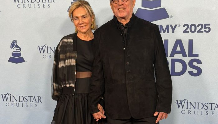 Ivan Lins ao lado da esposa, Valéria, no tapete vermelho de evento do Latin Grammy