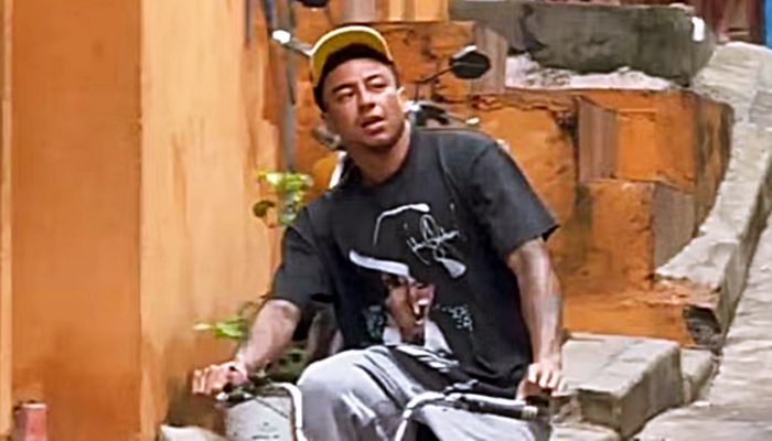 Jesse Lingard visita Heliópolis para gravação de projeto "Do Reino à Favela"