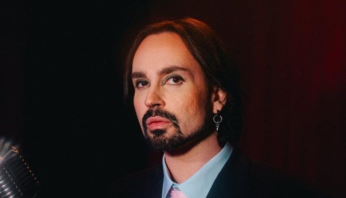 Johnny Hooker une cinema e paixão em “Saudades, Elder”, clipe inspirado em David Lynch