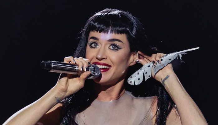 Katy Perry se diverte ao som de “Just Dance”, de Lady Gaga, nos bastidores da “Lifetimes Tour”