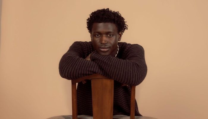 Liberiano Mon Rovîa lança álbum de estreia, "Bloodline"