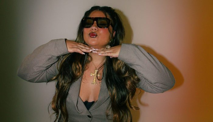 Mac Júlia leva a pista para o centro de sua narrativa no álbum “Segue o Baile”