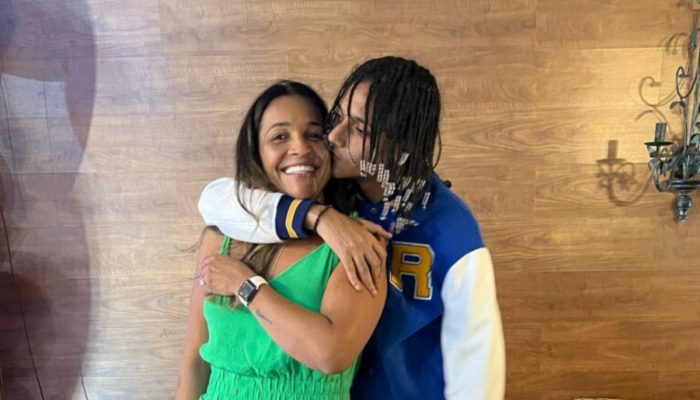 Mãe de Oruam faz apelo emocionado para que o rapper encerre protestos contra prisão de MC Poze