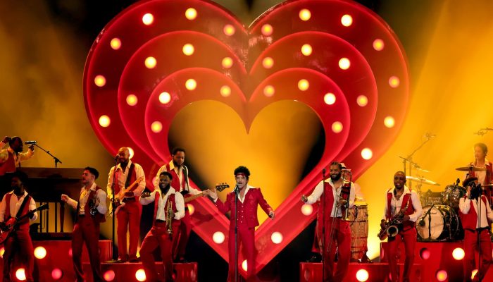 “Mais um cosplay de banda funk dos anos 70 que ele repete há anos”