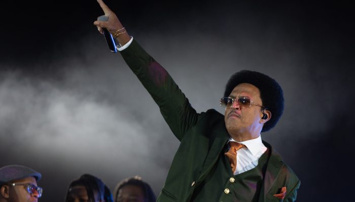 Mano Brown anuncia novo álbum do Racionais durante show no C6 Fest