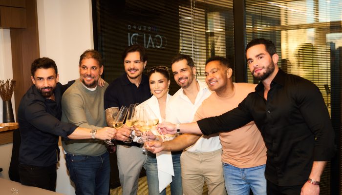 Manu Bahtidão reunida com a nova equipe (Créditos: @kiiraa_______)