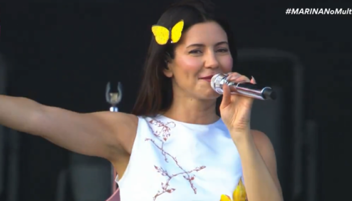 Marina celebra 16 anos de carreira resgatando favoritos dos fãs em show humilde, mas muito energético, no Lollapalooza
