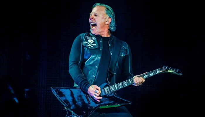 James Hetfield gritando e tocando guitarra