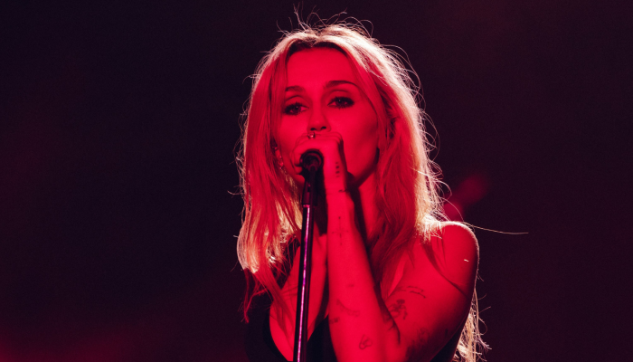Miley Cyrus rebate críticas após show em Los Angeles: “É difícil para mim”