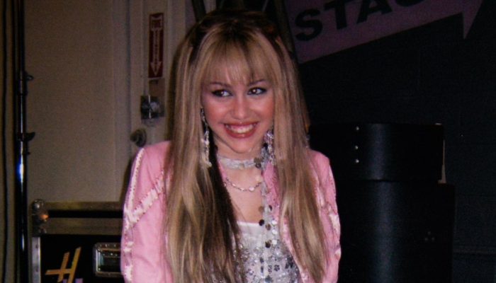 Miley Cyrus tira a poeira da peruca e mergulha nos arquivos de Hannah Montana