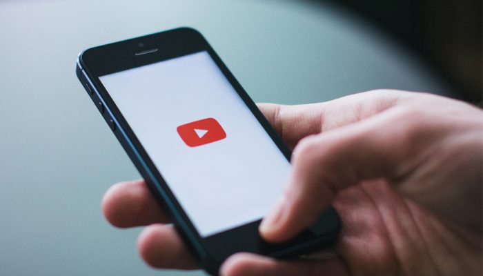 YouTube na tela de um celular