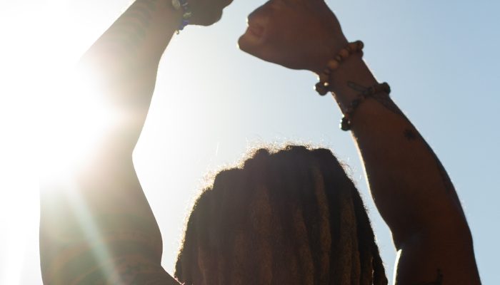 NYL MC Lança 'Fundamento, Pt. 2' em Colaboração com Bala Rosa, Unindo Afrobeat e Rap Carioca