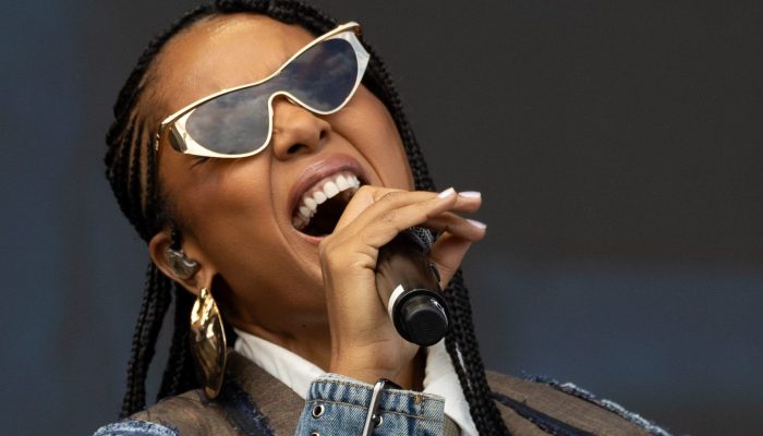 Negra Li celebra 30 anos de carreira em show emocionante no Lollapalooza BR com participação especial dos filhos