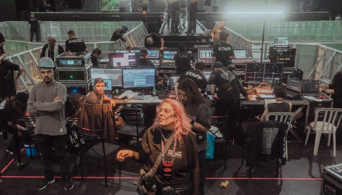 Drica Lara dirige o show EVOM (Crédito: Renata Monteiro)