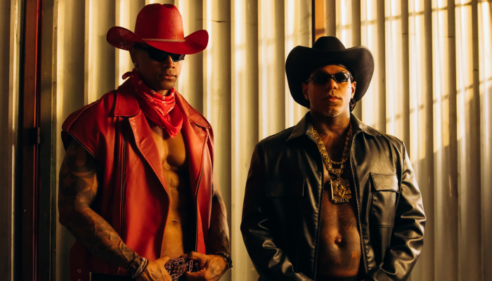 Oh Polêmico e Léo Santana viram cowboys saborosos no clipe de “Laço na Fivela”