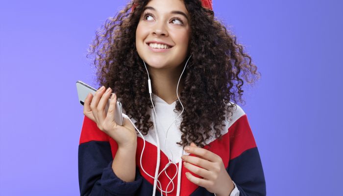 Adolescente ouve música, pesquisa