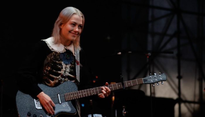 Phoebe em show no Primavera Sound São Paulo 2022. (Foto: Adriana Spaccasassi/Papelpop)