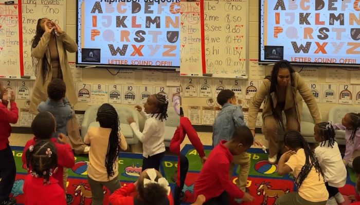 Professora Americana Viraliza ao Usar o Rap para Ensinar o Alfabeto a Alunos