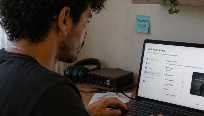Artista independente faz distribuição digital para plataformas de streaming