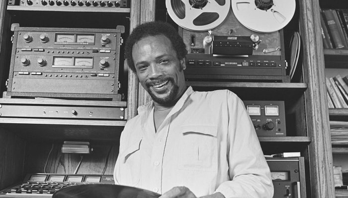 Quincy Jones em seu estúdio