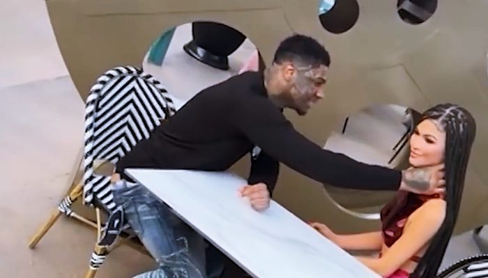 Rapper Blueface causa polêmica ao desrespeitar figuras de cera de Zendaya e Kylie Jenner no Madame Tussauds