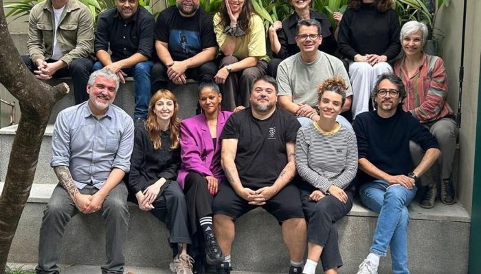 O Conselho da SIM São Paulo, fila superior: Marcos Passarini (Otorongo), Flavio Pinheiro (Musickeria), Ricardo Rodrigues, Roberta Martinelli, Fabiana Lian e Anita Carvalho. Na fila do meio: Mau Soares (Arca) e Erika Brandão. Fila de baixo: Coy Freitas, Juli Baldi, Marta Carvalho, Fabricio Nobre, Natalia Lebeis, Afonso Carvalho (Crédito: Mariana Martins / SIM São Paulo)