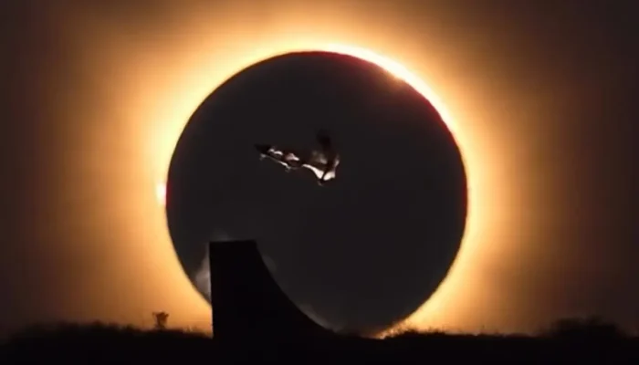 Skatista Danny León faz manobra durante eclipse solar