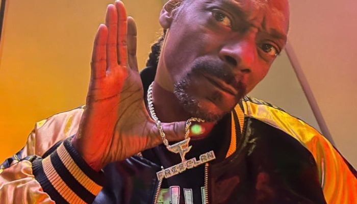 Snoop Dogg com colar do FaZe Clan