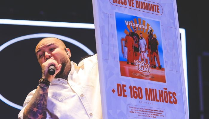 Suel recebe placa de Diamante pelo sucesso de "Vitamina C"