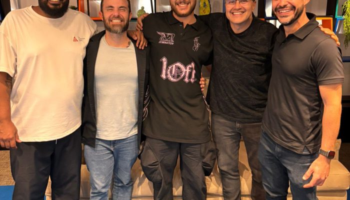 Equipe da Tha House, com Felipe Poeta no centro, e da Universal Music (Crédito: Divulgação)