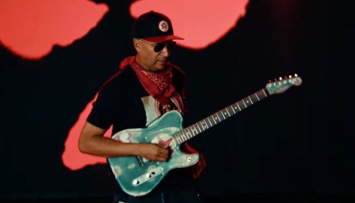 Tom Morello lança novo disco solo e apresenta colaboração potente com o trio KNEECAP
