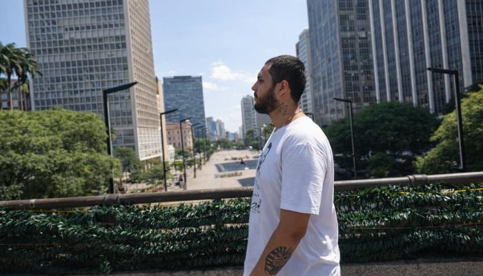 Um Manifesto de Resistência e Crítica Social