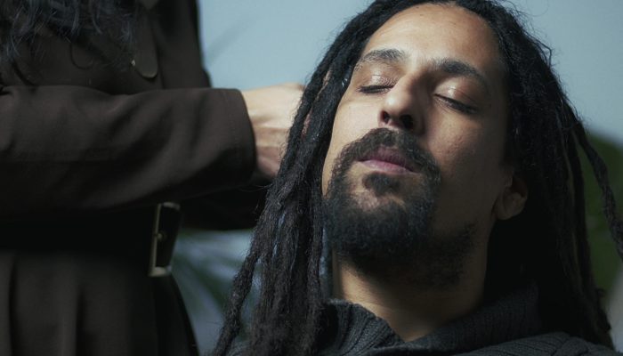 Um Single Sobre Lealdade e Amor Incondicional