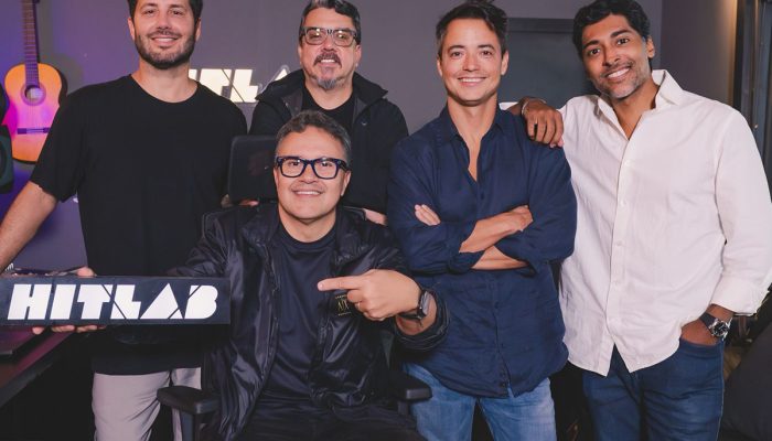 Em pé da esquerda para direita: Fabio Duarte, Sócio e fundador da Agência California e HitLab , Marcus Vinícius, gerente de A&R Universal Music Brasil; Bruno Duarte, CEO, sócio e fundador da Agência California e HitLab; Rafael Almeida, Sócio e fundador da Agência California e HitLab. Sentado: Paulo Lima, presidente da Universal Music Brasil.