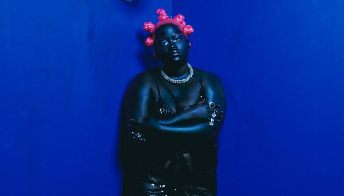 Uzi Freyja apresenta seu primeiro álbum e transforma dor em força no rap francês