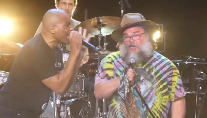 Vídeo: Tom Morello, Jack Black e ícones do Rap e Metal tocam "Walk This Way"