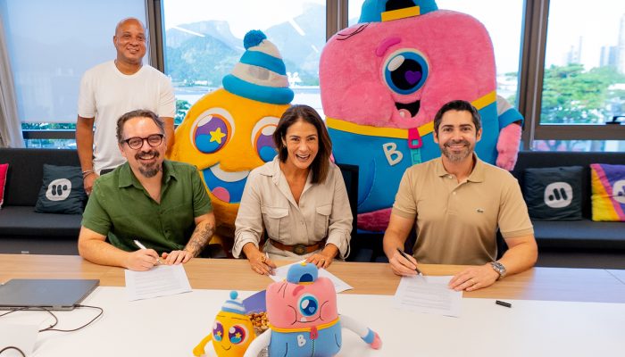A presidente da Warner Music Brasil, Leila Oliveira e o executivo da companhia Peixe Mattos, com os criadores Chaps e Felipe Almeida (Crédito: Divulgação)