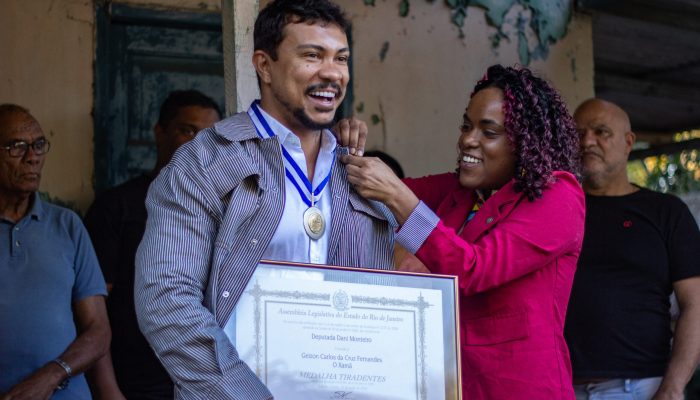 Xamã recebe Medalha Tiradentes em cerimônia com familiares