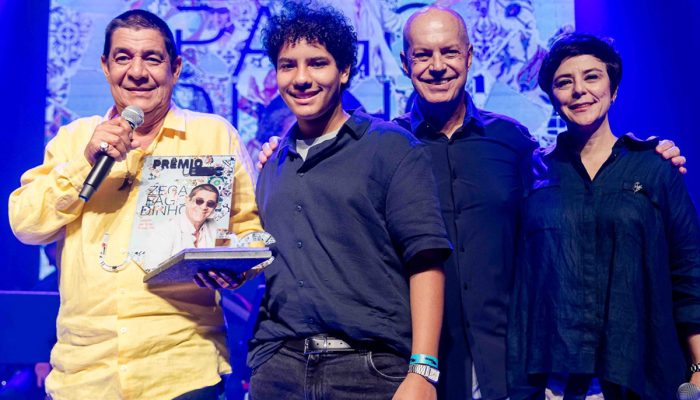 Zeca Pagodinho recebe o Prêmio UBC, ao lado do neto Noah, Marcelo Castello Branco e Fernanda Takai - foto- Miguel Sá