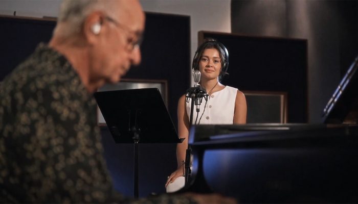 ‘Teletema’ ecoa nos 60 anos da Globo com a leveza do canto da atriz Sophie Charlotte e do piano de Antonio Adolfo